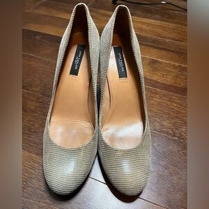 ⭐️ Ann Taylor taupe lizard design round-toe heels- size 7M